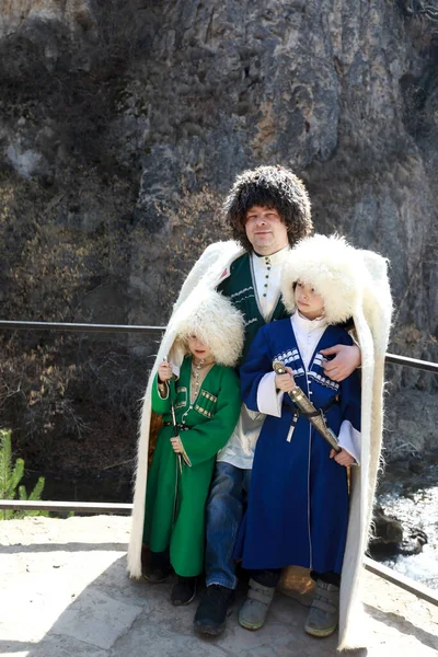 Pai Com Seus Dois Filhos Roupas Tradicionais Karachai Kislovodsk Rússia — Fotografia de Stock