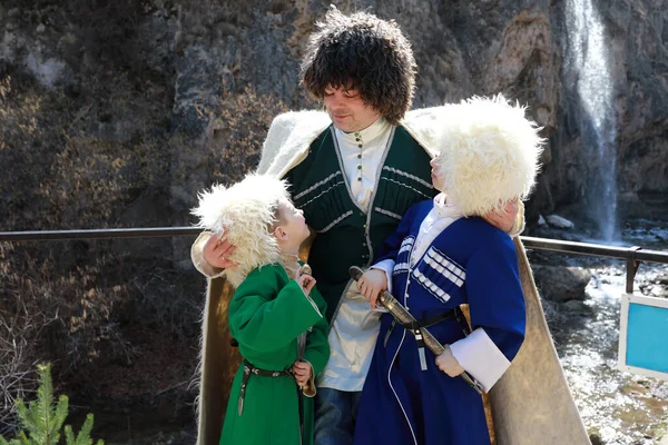 Vader Met Zijn Zonen Traditionele Karachai Kleding Kislovodsk Rusland — Stockfoto