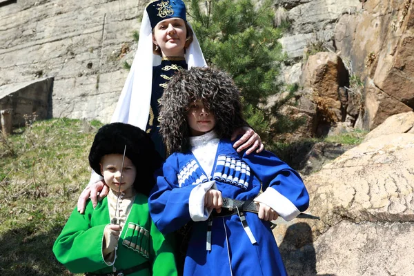 Mãe Com Seus Filhos Roupas Karachai Kislovodsk Rússia — Fotografia de Stock