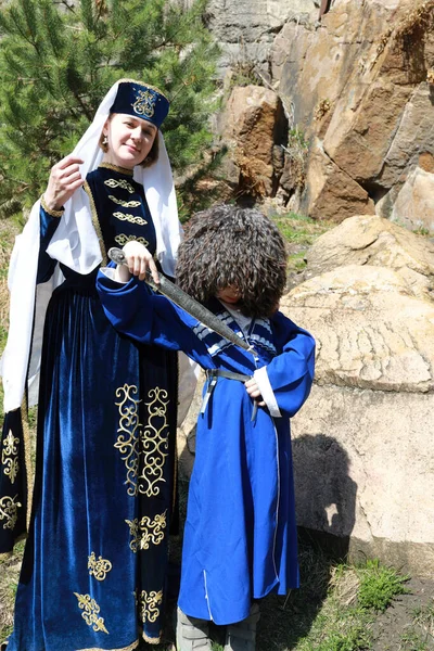 Moeder Met Haar Zoon Traditionele Karachai Kleding Kislovodsk Rusland — Stockfoto