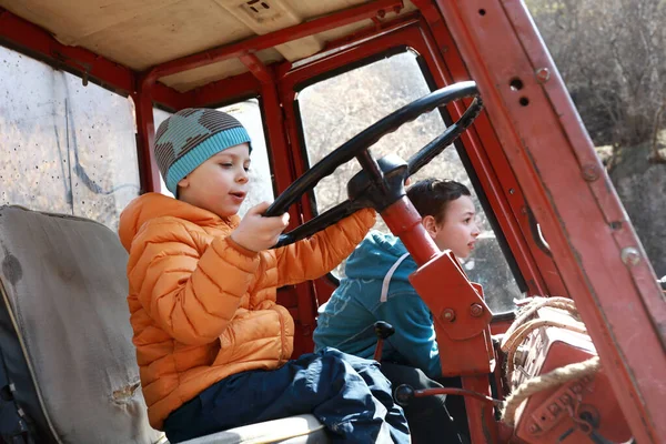 Niño Conduciendo Tractor Vintage Granja Rusia —  Fotos de Stock