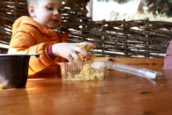 Niño Comiendo Chak Chak Dulce Restaurante — Foto de Stock