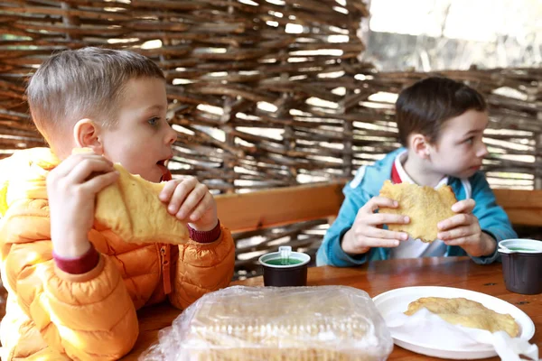 Niños Comiendo Khychin Restaurante Región Del Cáucaso Rusia — Foto de Stock