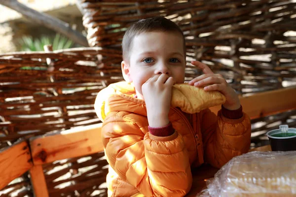 Niño Comiendo Khychin Restaurante Región Del Cáucaso Rusia — Foto de Stock