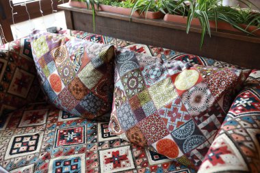 Lokantada yastıklı kanepenin detayları.