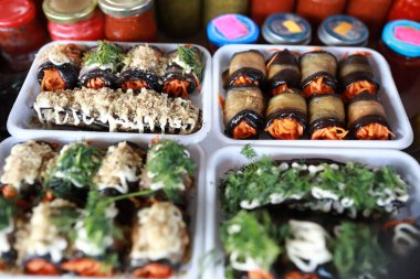 Marinada terbiye edilmiş patlıcan.