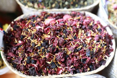 Markette sepetteki bitki çayının manzarası