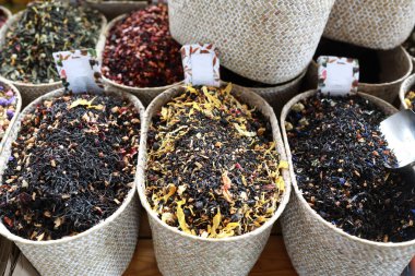 Pazarda sepetlerde çeşitli bitkisel çaylar