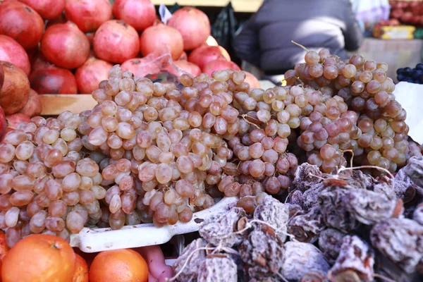 Sekelompok Anggur Merah Muda Counter Pasar — Stok Foto