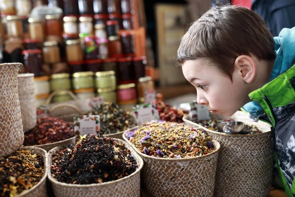 Boy Sniffing Herbal Tea Market — Stock Photo, Image