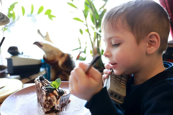 Retrato Niño Comiendo Pastel Cafetería — Foto de Stock