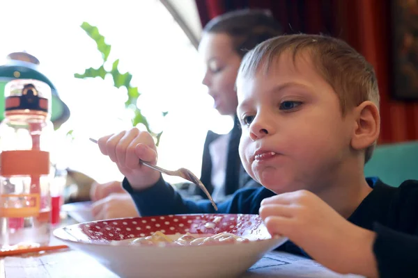 Bambino Mangiare Vareniki Con Ciliegia Caffè — Foto Stock