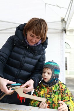 Anne ve oğlu dışarıda karton işçiliği yapıyorlar.