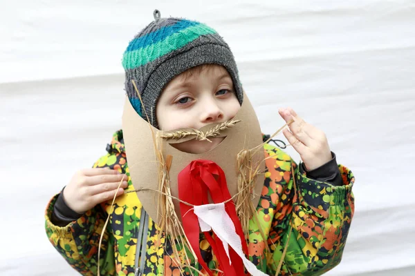 Barn Poserar Hemmagjord Papp Mask Som Han Gjort — Stockfoto