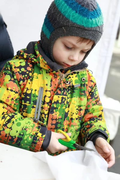 Kind Schneidet Mit Schere Stoff Zum Basteln — Stockfoto