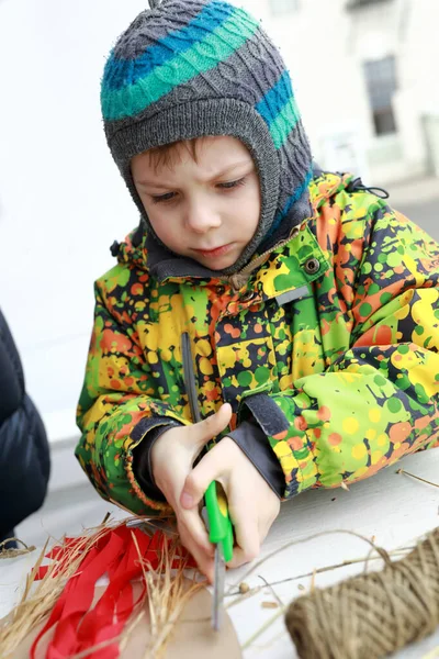 Kind Maakt Kartonnen Knutselen Het Voorjaar Rusland — Stockfoto