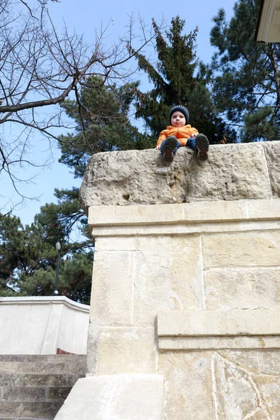 Kid Sitting Lermontov Site Wall Kislovodsk Rússia — Fotografia de Stock