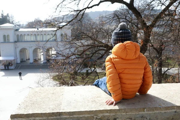 Enfant Assis Sur Mur Site Lermontov Kislovodsk Russie — Photo