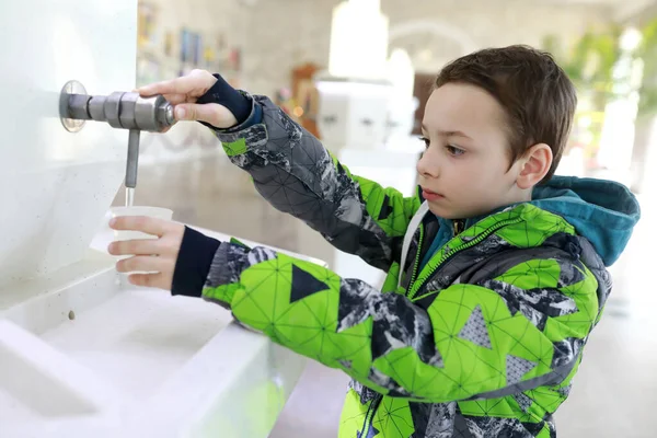 俄罗斯 基洛沃茨克 男孩在饮用水泵房倒水 — 图库照片