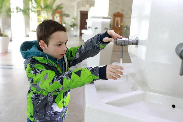 Kind Gießt Wasser Trinkwasserpumpe Kislowodsk Russland — Stockfoto