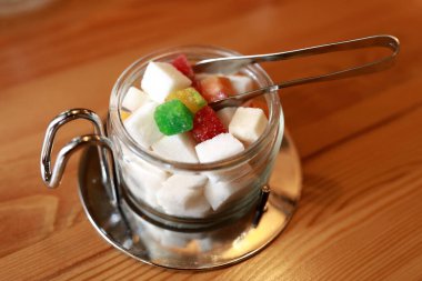 Tahta masadaki cam kasede rafine edilmiş şeker.