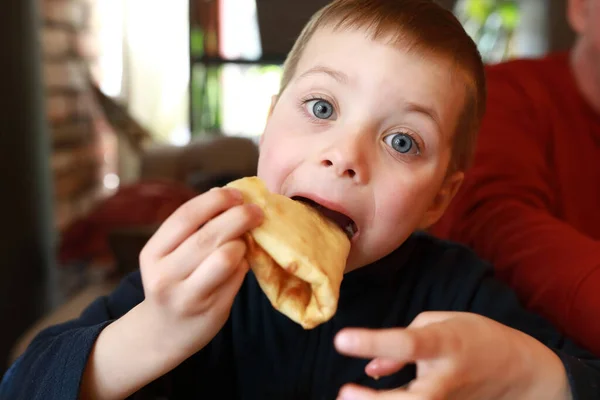 Barnätande Megrelian Khachapuri Georgiansk Restaurang — Stockfoto