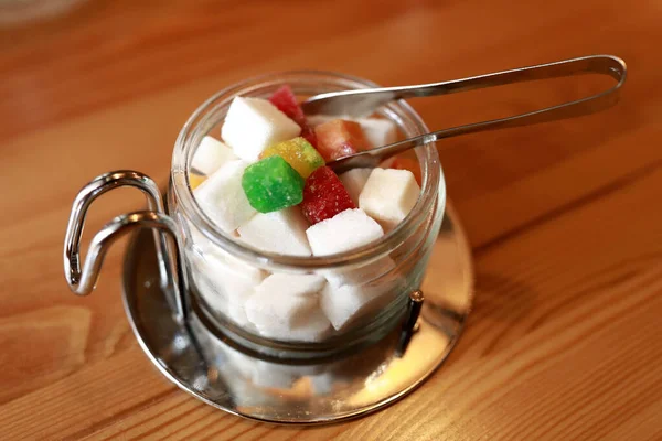 Tahta masadaki cam kasede rafine edilmiş şeker.