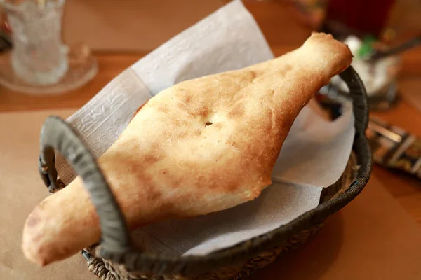 Γεωργιανό Ψωμί Στο Καλάθι Στο Τραπέζι Στο Εστιατόριο — Φωτογραφία Αρχείου