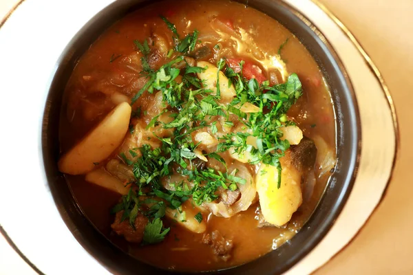 格奥尔吉尼亚餐馆里的肉汤和羊肉 — 图库照片