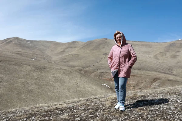 Woman Posing Rocky Ridge Caucasus Background Kabardino Balkaria Russia — Stock Photo, Image