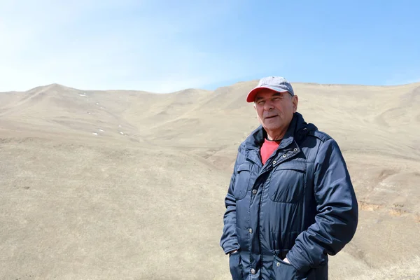 Senior Man Poserar Klippiga Bergskammen Kaukasus Bakgrund Kabardino Balkaria Ryssland — Stockfoto