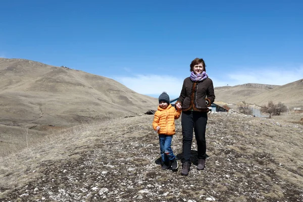 Mère Avec Fils Dans Caucase Nord Kabardino Balkarie Russie — Photo