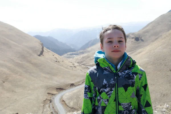 Kind Poserend Rotsachtige Bergkam Van Kaukasus Achtergrond Kabardino Balkaria Rusland — Stockfoto