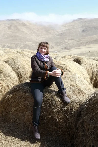 Femme Assise Sur Une Balle Foin Ferme Kabardino Balkarie Russie — Photo