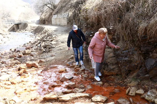 Ηλικιωμένο Ζευγάρι Περπατά Στην Κοιλάδα Narzan Kabardino Balkaria Ρωσία — Φωτογραφία Αρχείου