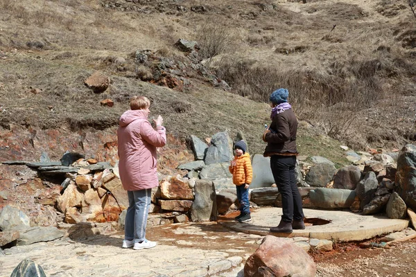 Persone Che Bevono Acqua Minerale Nella Valle Narzan Kabardino Balkaria — Foto Stock