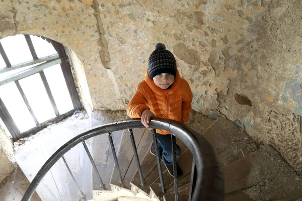 俄罗斯废弃建筑螺旋楼梯上的儿童 — 图库照片
