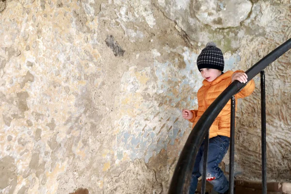 俄罗斯废弃建筑螺旋楼梯上的男孩 — 图库照片