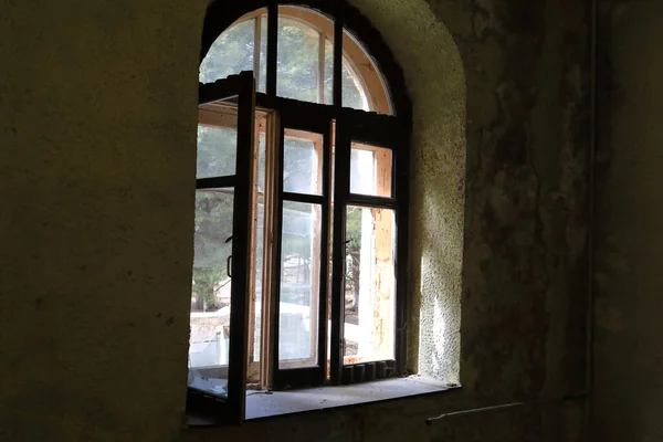 Blick Auf Das Aufgebrochene Fenster Eines Gebäudes Kabardino Balkaria Russland — Stockfoto