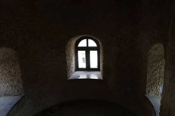 古い建物のほこりっぽい窓 カバルディノ バルカリア ロシア — ストック写真