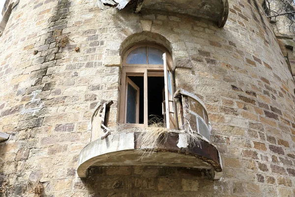 放棄された建物 カバルディノ バルカリア ロシアのバルコニー付きの窓 — ストック写真
