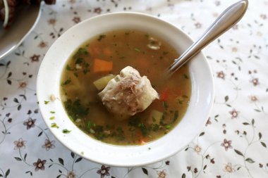 Restorandaki masada shurpa ile bovling