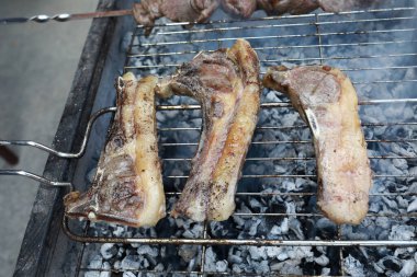 Rusya 'da kömürde kuzu kızartma manzarası