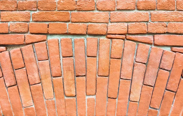 Fragment d'un mur de briques rouges avec une arche . — Photo