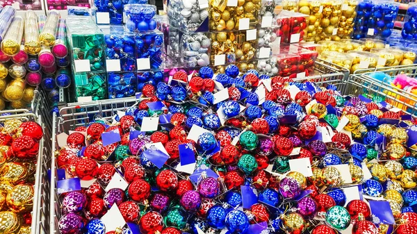 Juguetes de Navidad de colores en la tienda. decoraciones . — Foto de Stock