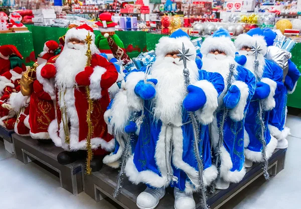 Papai Noel brinquedo no supermercado . — Fotografia de Stock