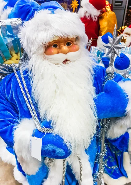 Papai Noel brinquedo no supermercado . — Fotografia de Stock