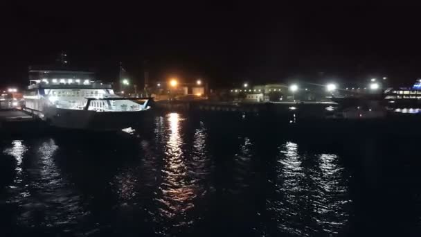 밤 항구에서 여객 페리 — 비디오