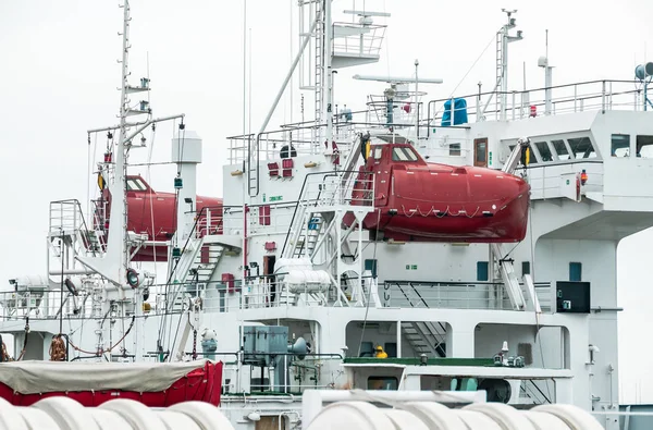 Ingesloten reddingsboot voor schip. — Stockfoto