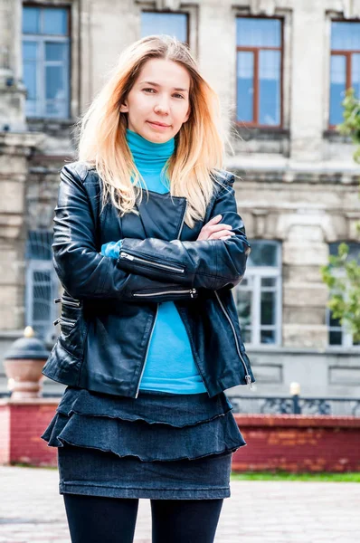 Porträt einer schönen jungen Frau mit Brille. — Stockfoto